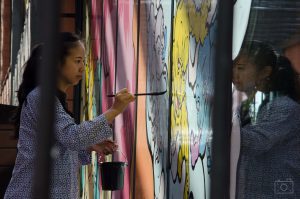 Wenna's 文那经 lors de la préparation de l'exposition "Wall drawings" au Musée d'art contemporain de Lyon